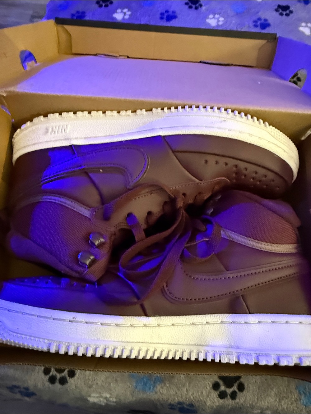 Nike Kids Maroon Low-Top Sneakers with White Sole Winterized Beautiful Color